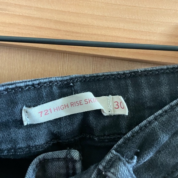 Levi’s Black Distressed 721 Skinny Jeans - Picture 3 of 4